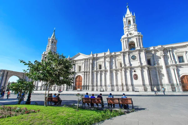 Hauptplatz von Arequipa mit Kirche — Stockfoto