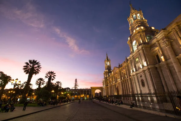 Plaza principal de Arequipa con iglesia — Foto de Stock