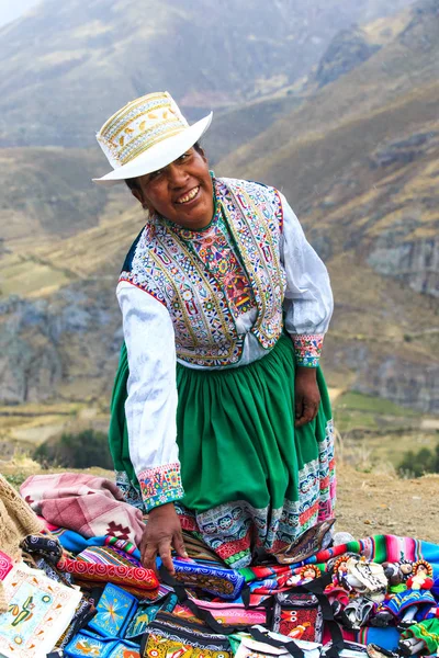 Mujer no identificada vendiendo los artículos textiles locales tradicionales — Foto de Stock