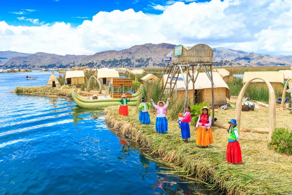 Peru - 11 mei 2015: Onbekende vrouwen in traditionele jurken — Stockfoto