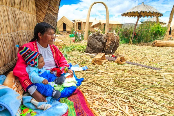 Неопознанная женщина в традиционной одежде с ребенком — стоковое фото