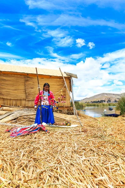 Mulher não identificada em vestido tradicional — Fotografia de Stock