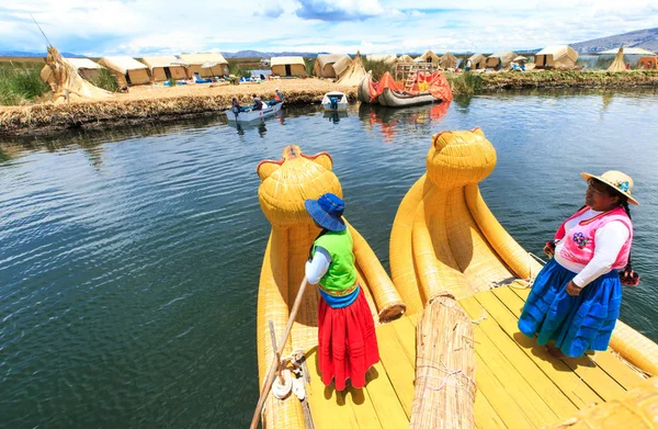 Totora boats on the Titicaca lake near Puno, Peru — Stock Photo, Image
