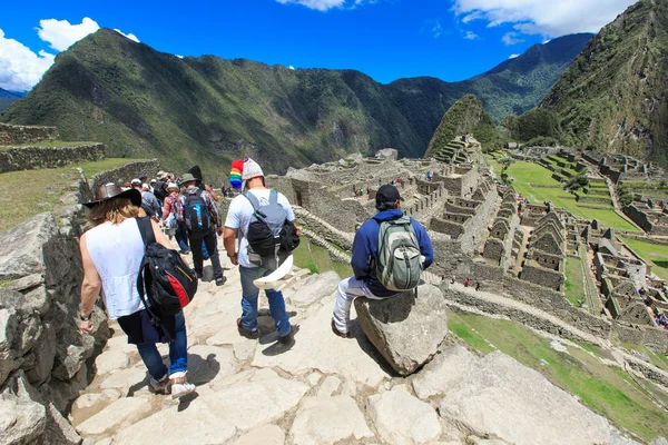 Machu Picchu sitedeki turist yürümek — Stok fotoğraf