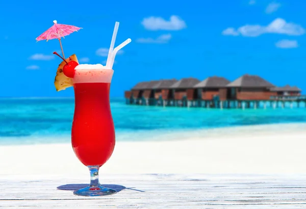 Cocktail med oskärpa beach — Stockfoto