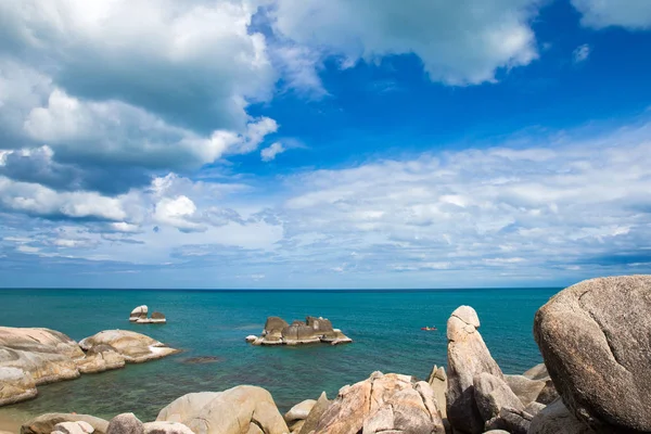 Plaj ve güzel tropikal deniz — Stok fotoğraf