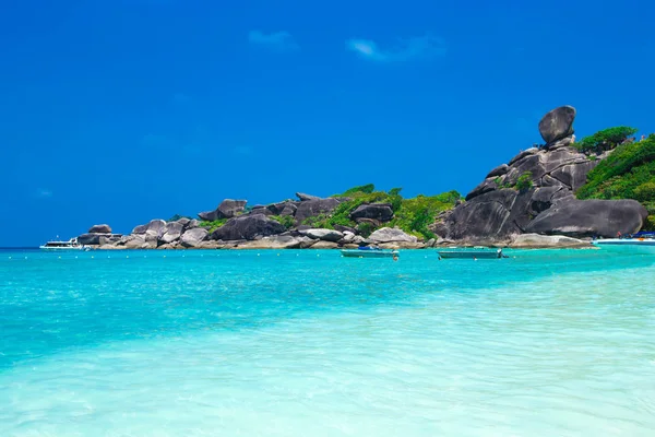 Mar bonito e céu azul na ilha Similan, mar de Andaman, Thail — Fotografia de Stock