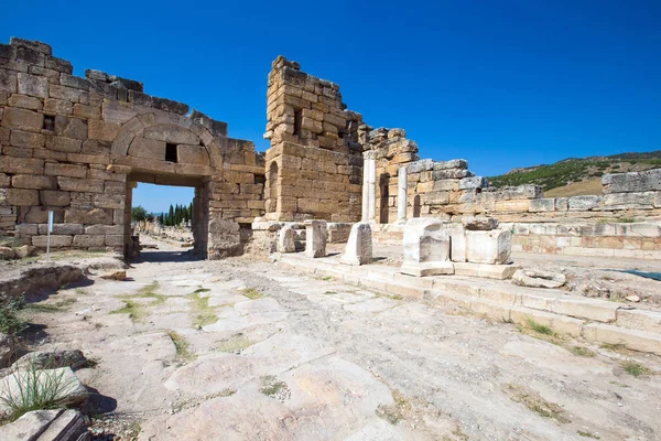 Antichi ruderi a Hierapolis — Foto Stock