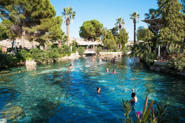 Toeristen op Pamukkale travertijn zwembaden — Stockfoto