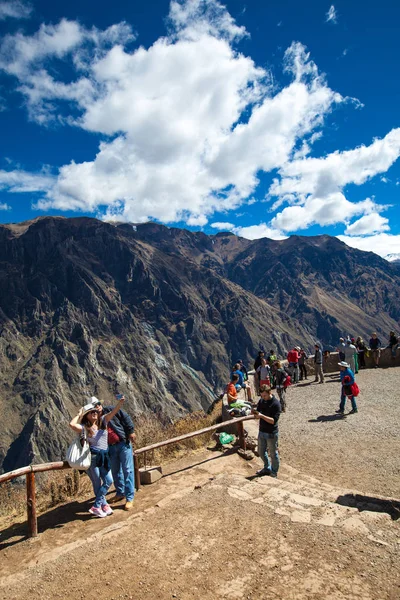 Туристы, наблюдающие за кондорами в каньоне Колка — стоковое фото