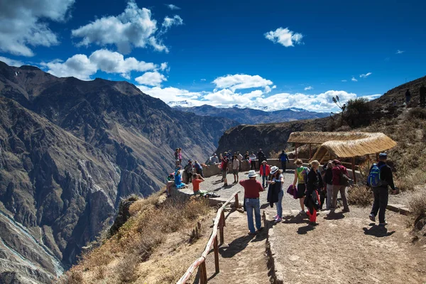 Toeristen kijken condors in de Colca Canyon — Stockfoto