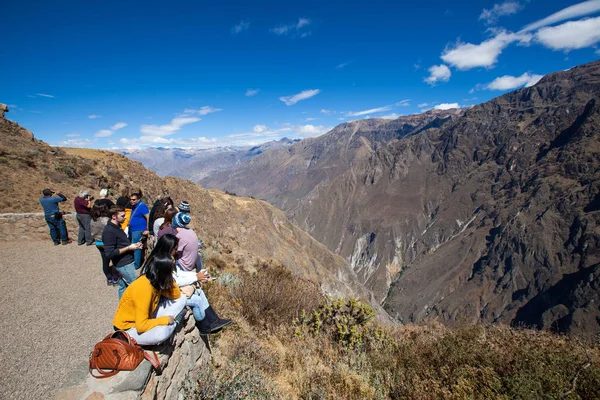 Turistas assistindo condores no Canyon Colca — Fotografia de Stock