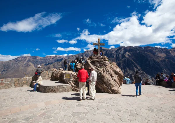 Turister tittar på kondorer i Colca Canyon — Stockfoto
