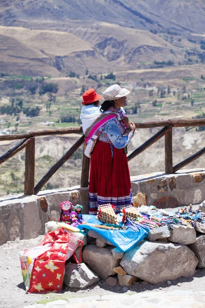 Mujeres no identificadas vendiendo recuerdos — Foto de Stock