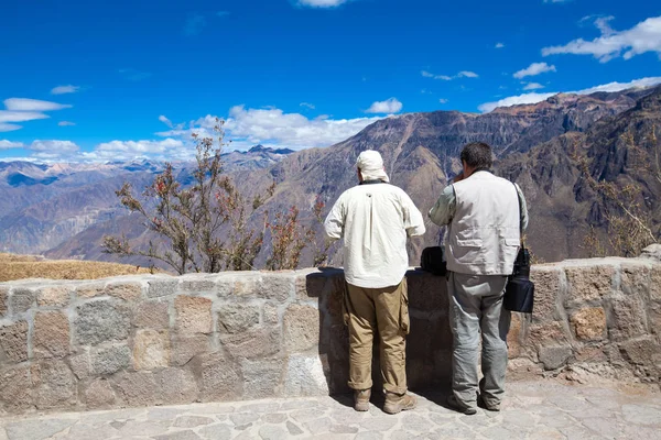 Turistas assistindo condores no Canyon Colca — Fotografia de Stock