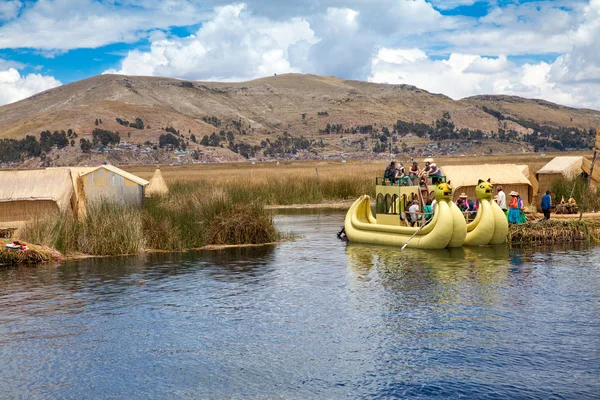 Totora barche sul lago Titicaca vicino a Puno, Perù — Foto Stock