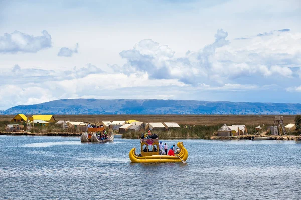 Totora barche sul lago Titicaca vicino a Puno, Perù — Foto Stock