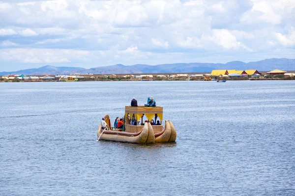 Totora barche sul lago Titicaca vicino a Puno, Perù — Foto Stock