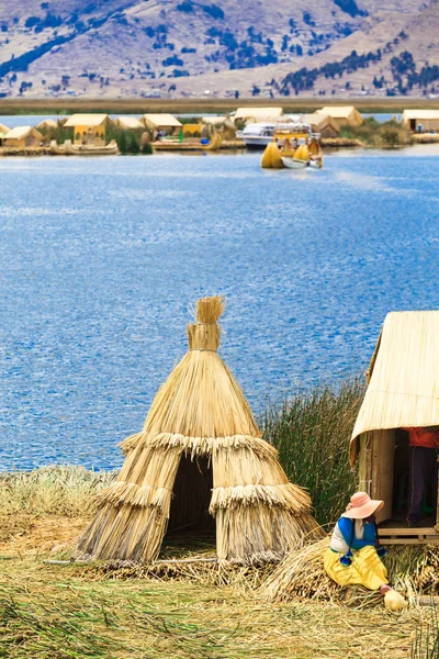 Mujer en vestido tradicional en la isla de Uros — Foto de Stock