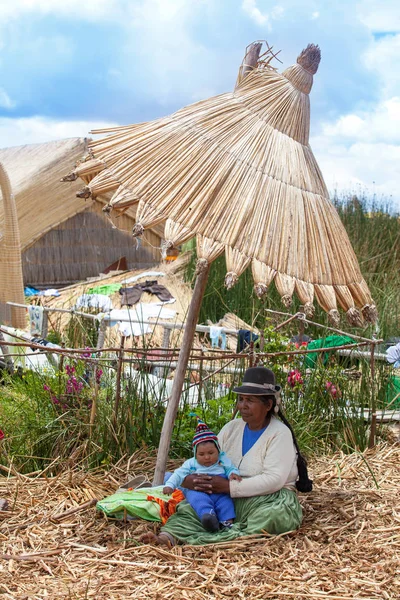 Неопознанная женщина в традиционной одежде с ребенком — стоковое фото