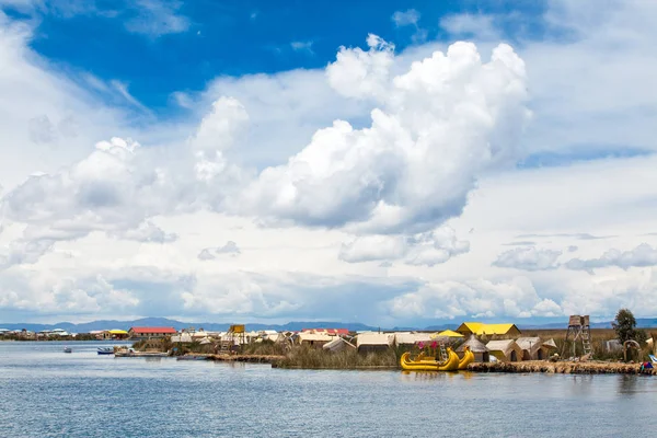 Villaggio nell "isola di Uros — Foto Stock