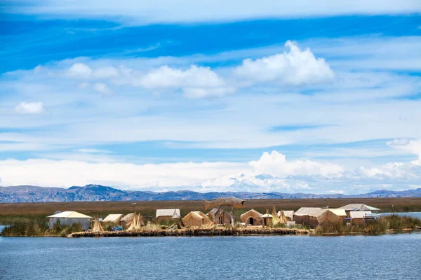 Villaggio nell "isola di Uros — Foto Stock