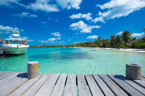 Bella spiaggia e mare tropicale — Foto Stock