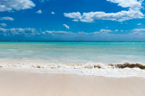 Bella spiaggia e mare tropicale — Foto Stock