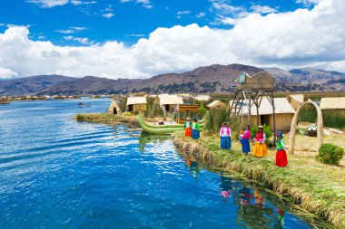 Kadınlar geleneksel elbiseler turist hoş geldiniz.
