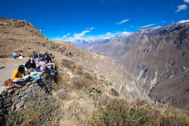 Condor Colca içinde izlerken turist 
