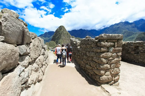 Passeio de turistas em Machu Picchu — Fotografia de Stock