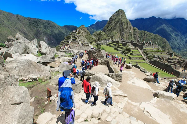 Touristen spazieren in Machu Picchu — Stockfoto