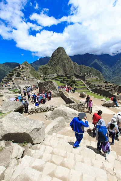 Tourists walk in Machu Picchu — Stock Photo, Image