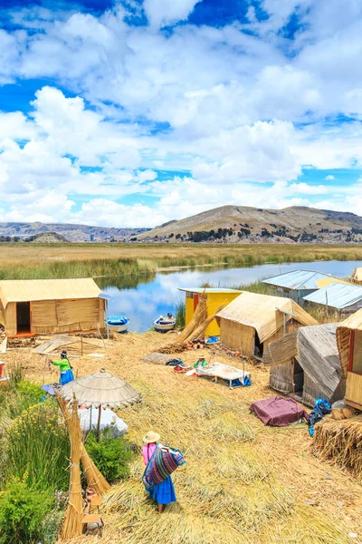 Vista de casas en la orilla del río — Foto de Stock