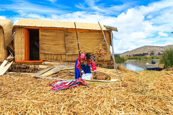 Mujer en vestido tradicional bienvenida turistas — Foto de Stock