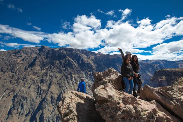 Condor Colca içinde izlerken turist 