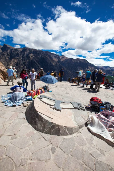 Turistas observando cóndores en el Colca — Foto de Stock