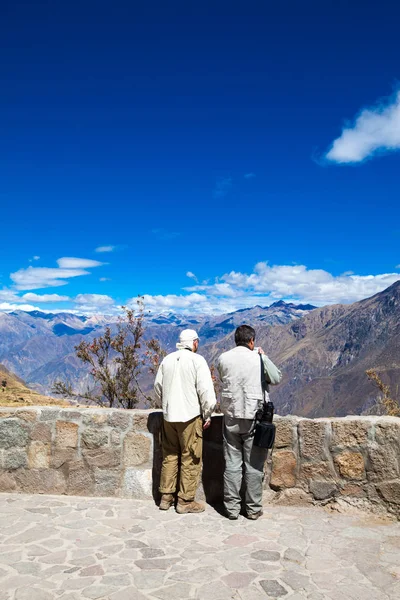 Turistas assistindo condores no Colca — Fotografia de Stock