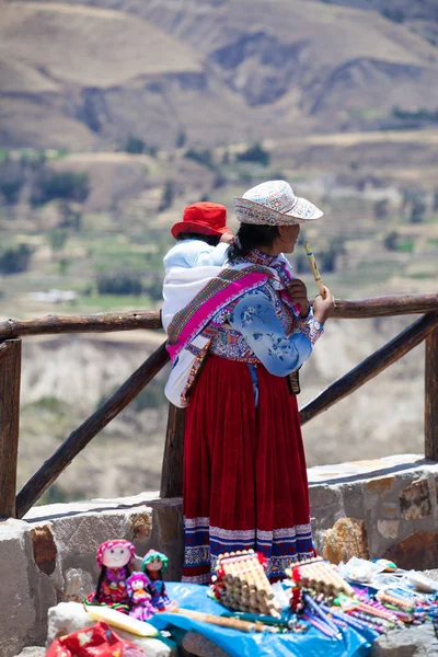 Mujer no identificada vendiendo recuerdos — Foto de Stock