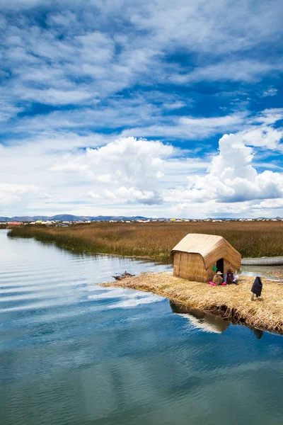 Huis in de bang in Uros eiland — Stockfoto