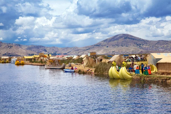 Les gens en vêtements traditionnels accueillent les touristes — Photo