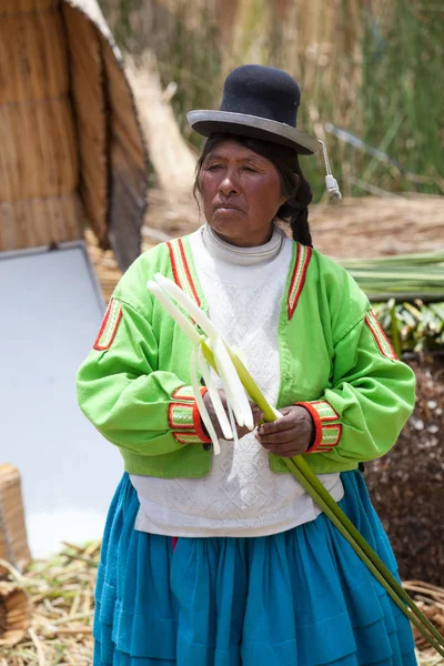 Женщина в традиционной одежде — стоковое фото