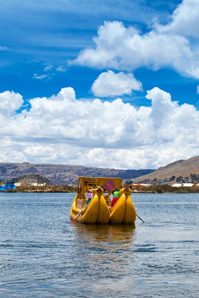 Bateau jaune sur l'eau — Photo