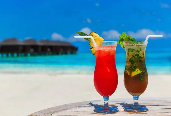 Zwei helle Cocktails am Strand — Stockfoto