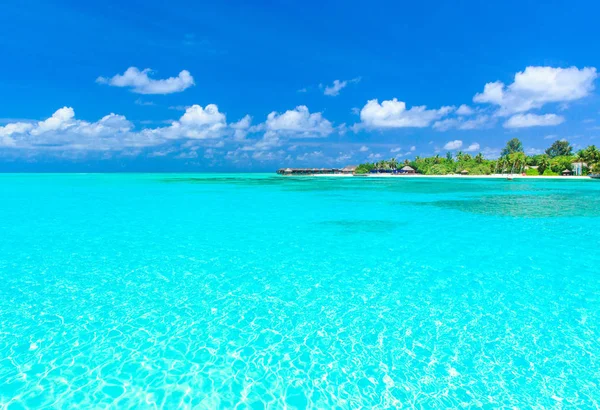 Тропический пляж на Мальдивах — стоковое фото