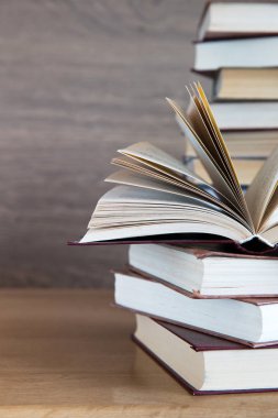 ahşap masa üzerine kitaplar 