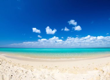 deniz ve mavi gökyüzü