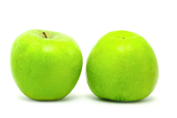 Grüne Äpfel, isoliert auf weiß — Stockfoto