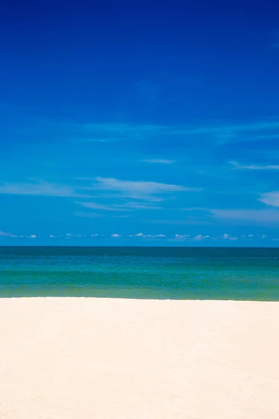 Praia e mar tropical — Fotografia de Stock