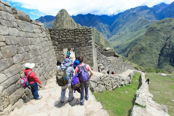 Paseos Turistas en Machu Picchu —  Fotos de Stock